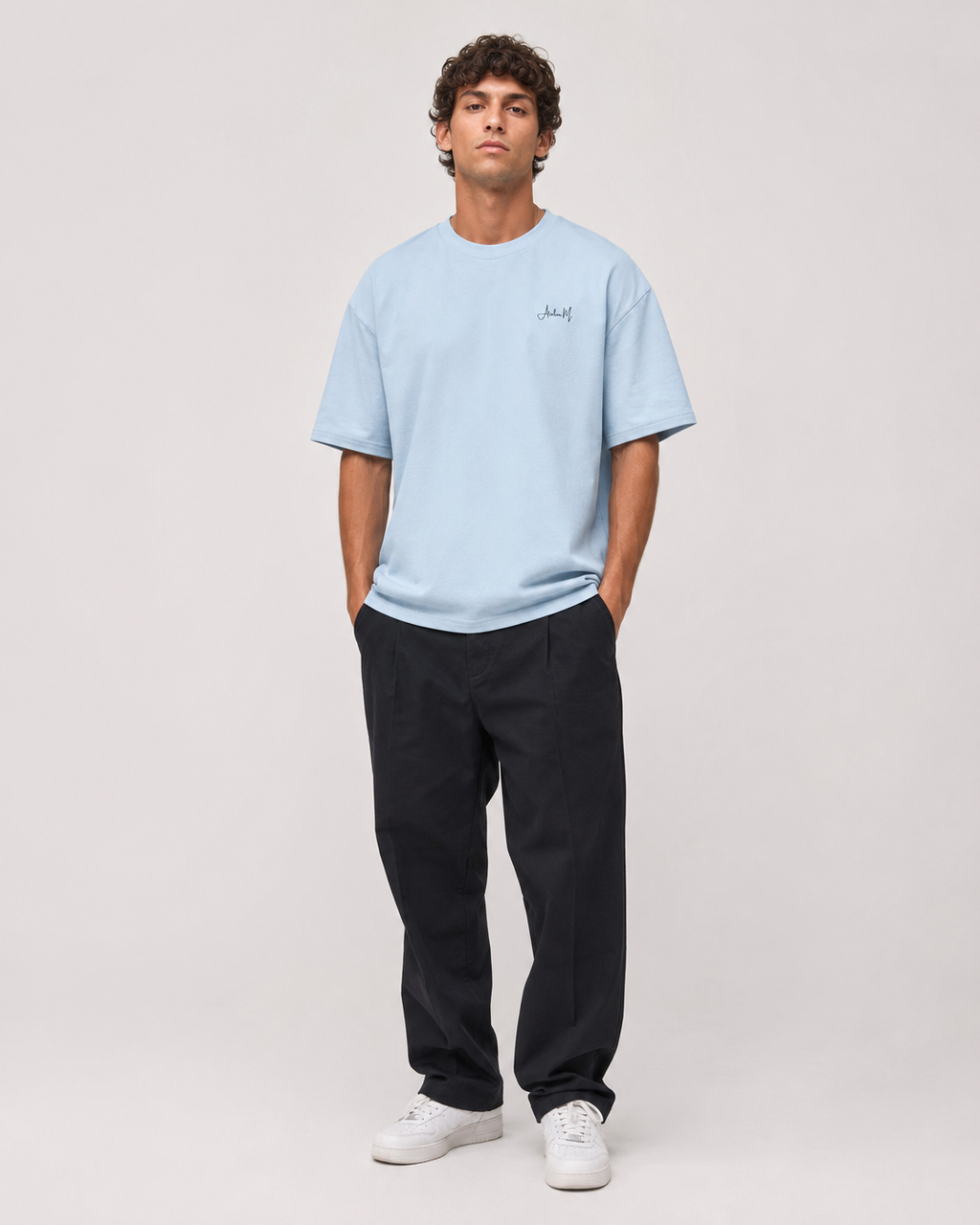 Männliches Model trägt Brasilien Oversized T-Shirt in Babyblau mit Signature-Frontprint