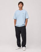 Männliches Model trägt Brasilien Oversized T-Shirt in Babyblau mit Signature-Frontprint