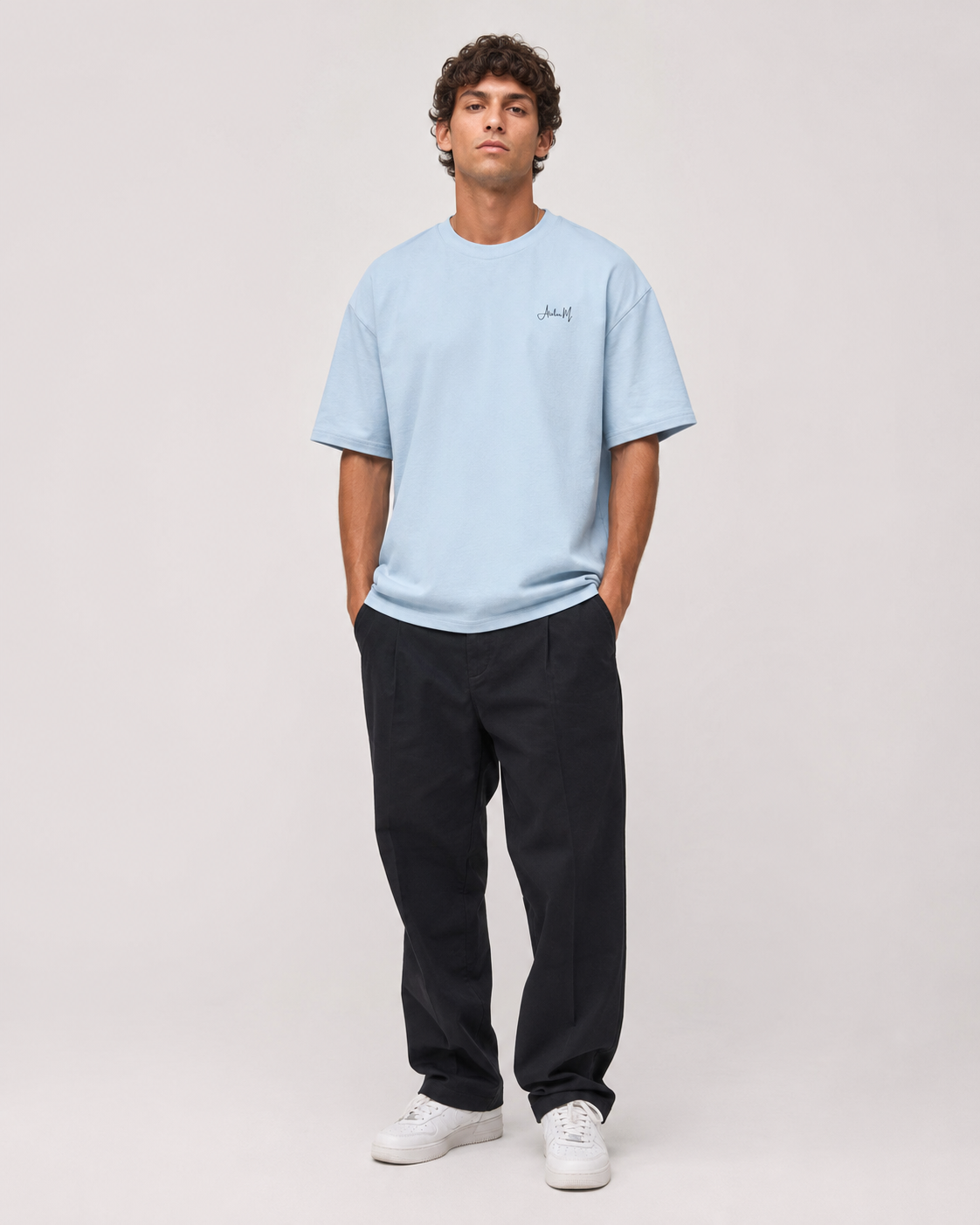 Männliches Model trägt Brasilien Oversized T-Shirt in Babyblau mit Signature-Frontprint