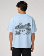 Männliches Model trägt Brasilien Oversized T-Shirt in Babyblau mit großem Rückenprint