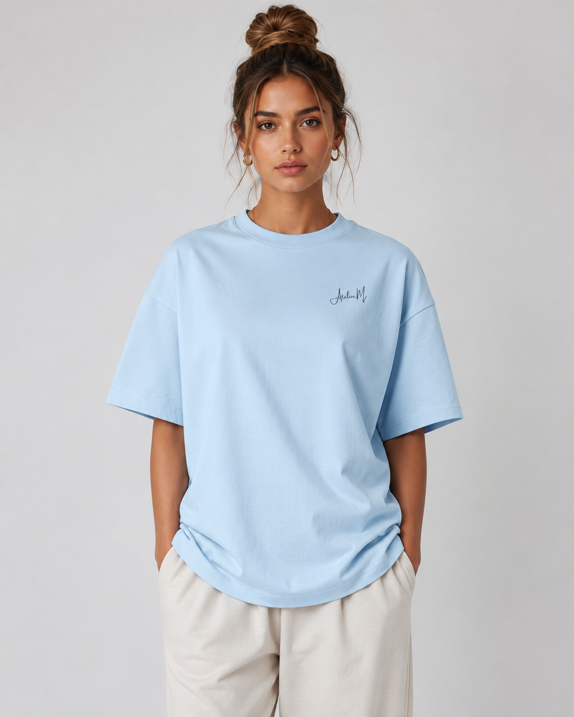 Weibliches Model trägt Brasilien Oversized T-Shirt in Babyblau mit lockerem Unisex Fit