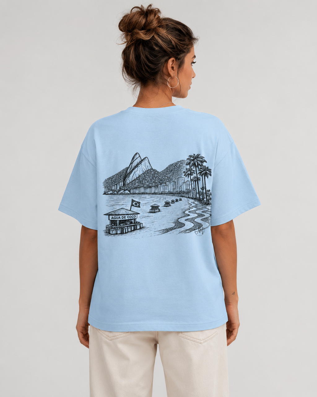Weibliches Model trägt Brasilien Oversized T-Shirt in Babyblau mit großem Rückenprint