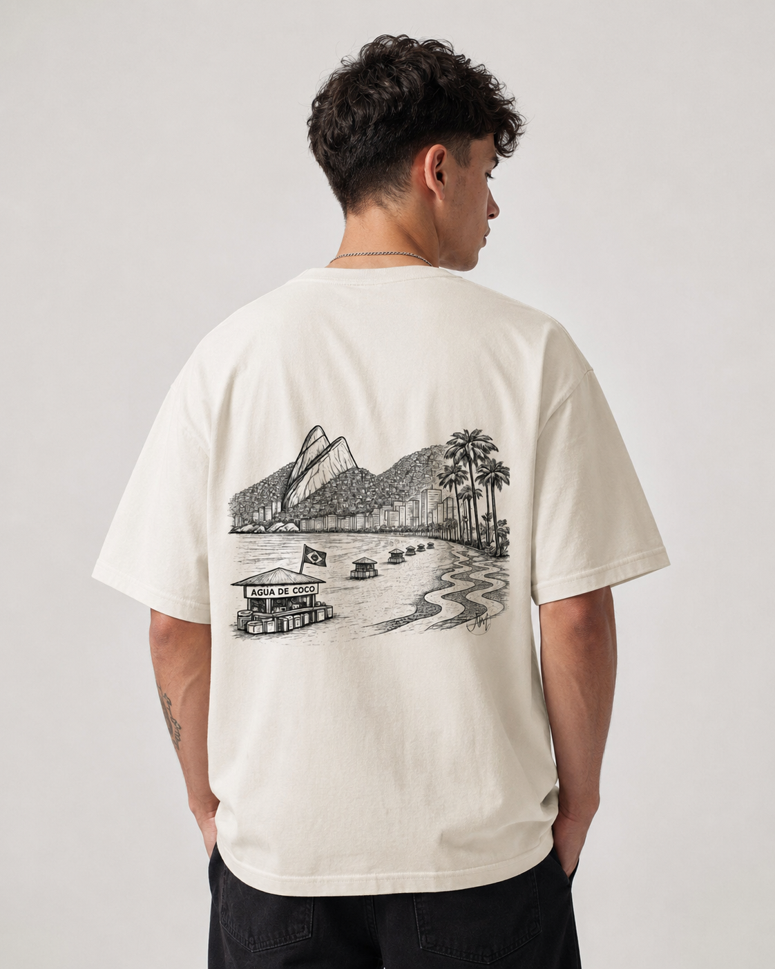 Männliches Model trägt Brasilien Oversized T-Shirt in Natural Raw mit großem Backprint