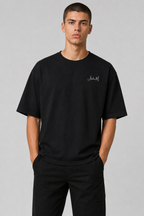 Männliches Model trägt Brasilien Oversized T-Shirt in Schwarz mit dezentem Frontprint