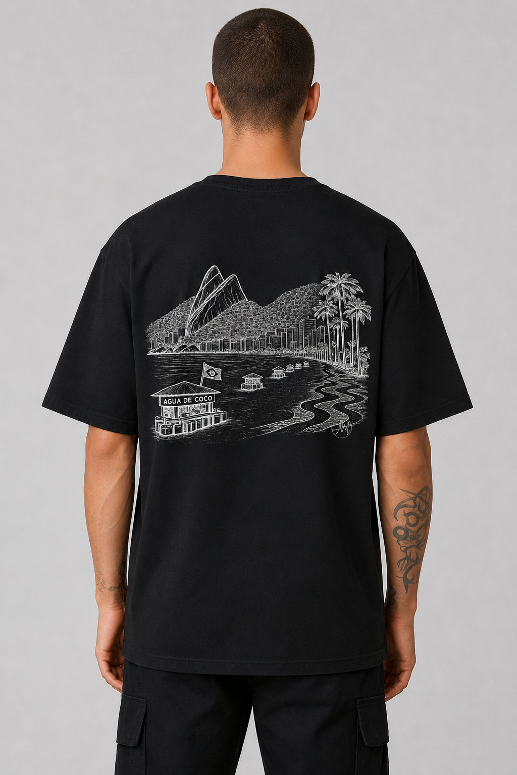 Männliches Model trägt Brasilien Oversized T-Shirt in Schwarz mit großem Rückenprint