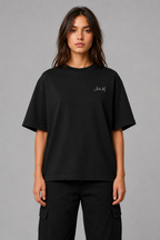 Weibliches Model trägt Brasilien Oversized T-Shirt in Schwarz mit Signature-Frontprint