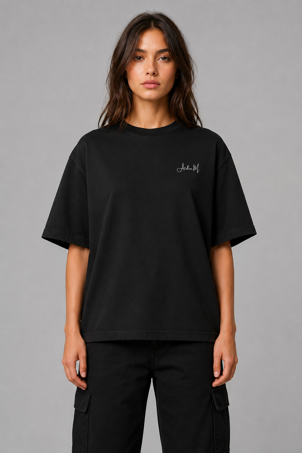 Weibliches Model trägt Brasilien Oversized T-Shirt in Schwarz mit Signature-Frontprint