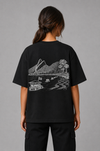 Weibliches Model trägt Brasilien Oversized T-Shirt in Schwarz mit großem Rückenprint