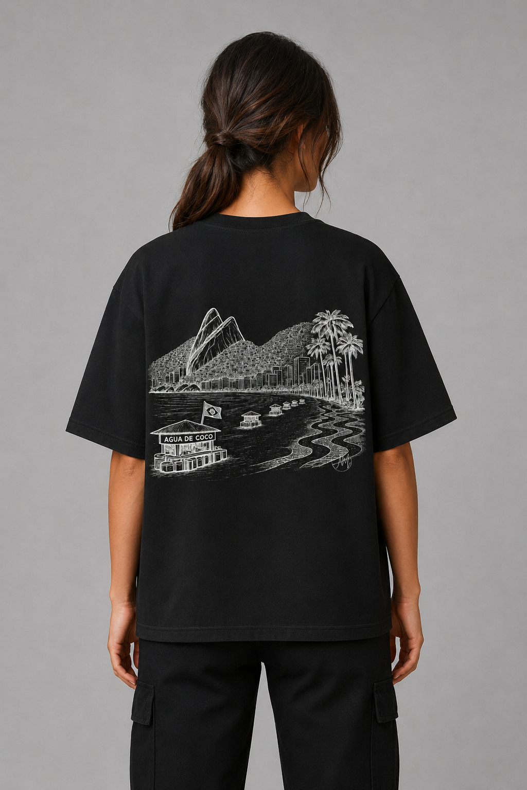 Weibliches Model trägt Brasilien Oversized T-Shirt in Schwarz mit großem Rückenprint